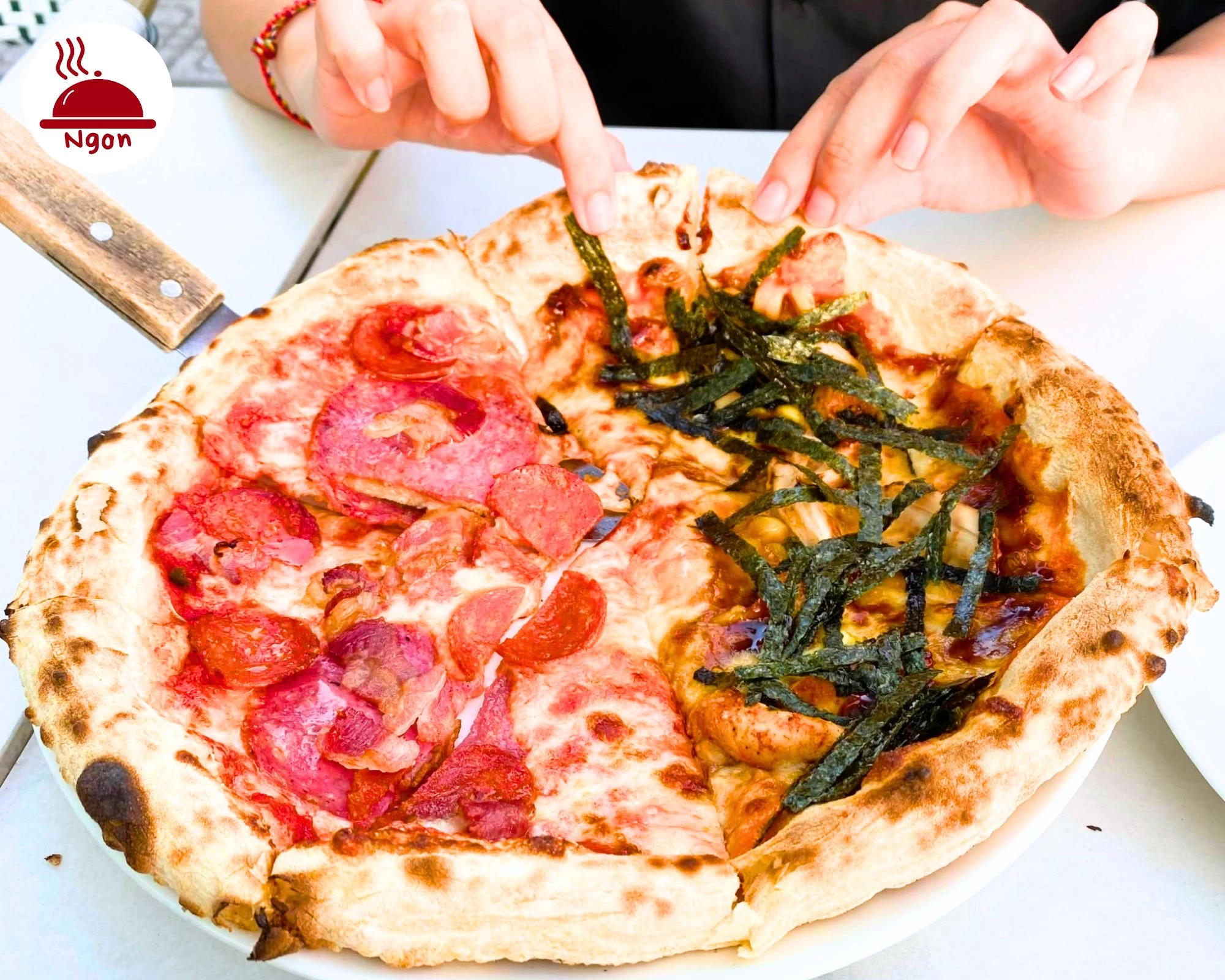Tiệm Italiani's Pizza với hình ảnh chiếc bánh pizza hai vị topping salami và rong biển hấp dẫn