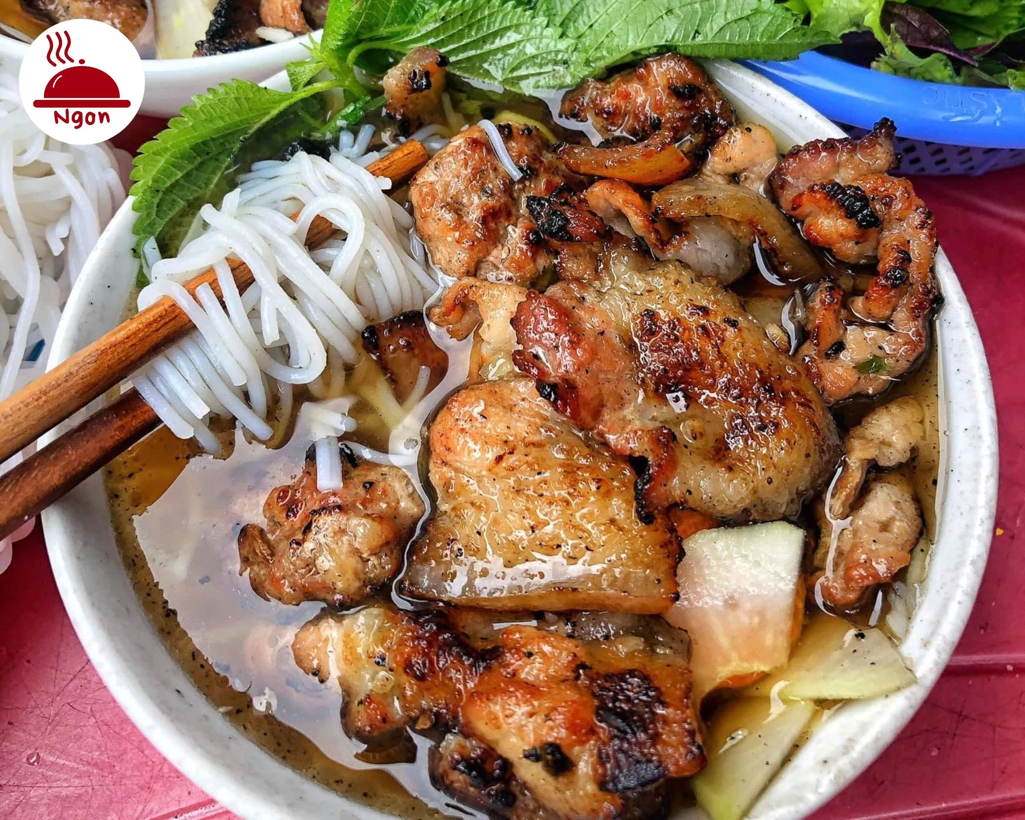 Tô bún chả Hà Nội chuẩn vị truyền thống đi kèm bún tươi và rau sống tại quán bún chả Hà Nội ngon ở Sài Gòn