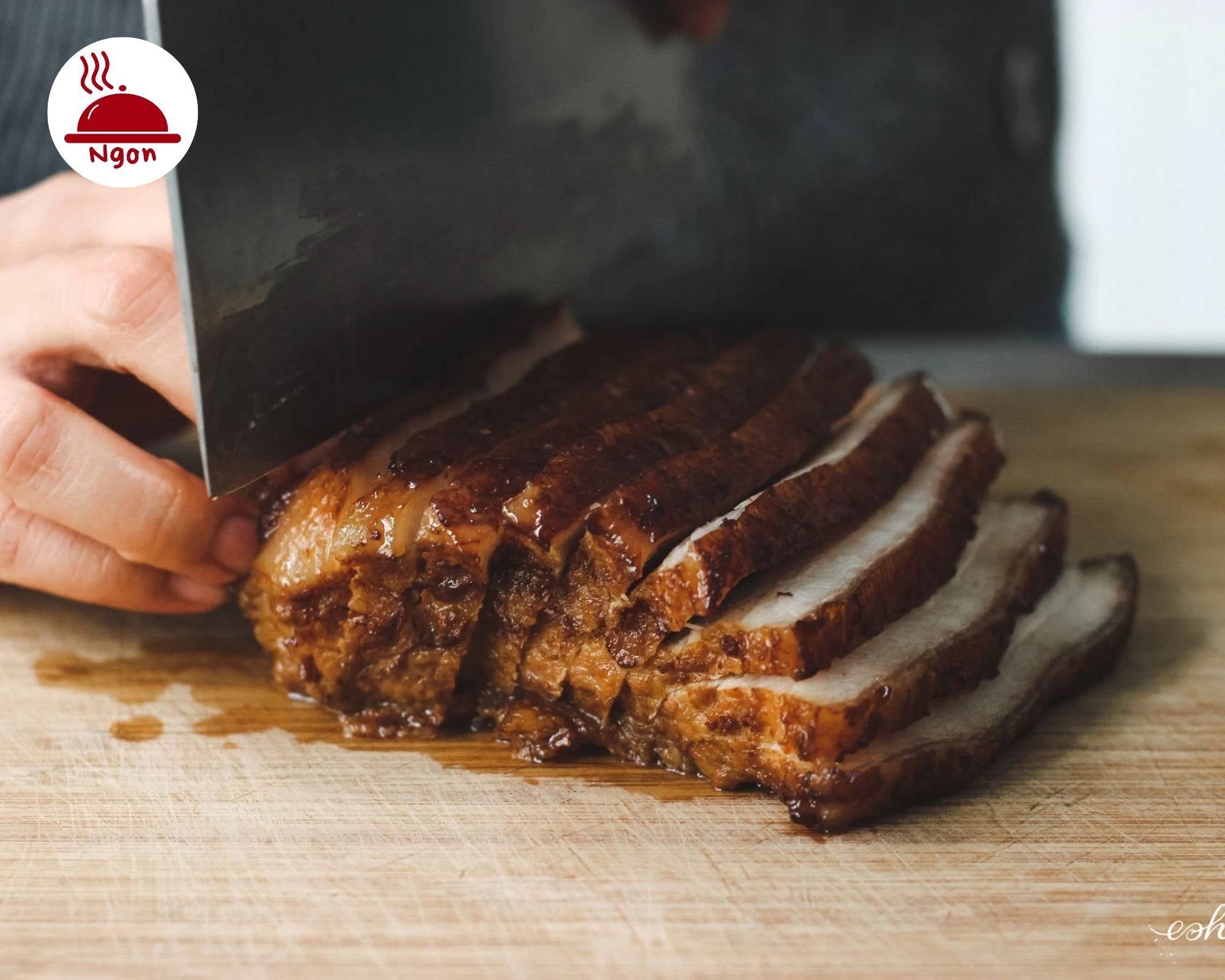 Cắt thịt khâu nhục ba chỉ thành từng miếng dày đẹp mắt trên thớt