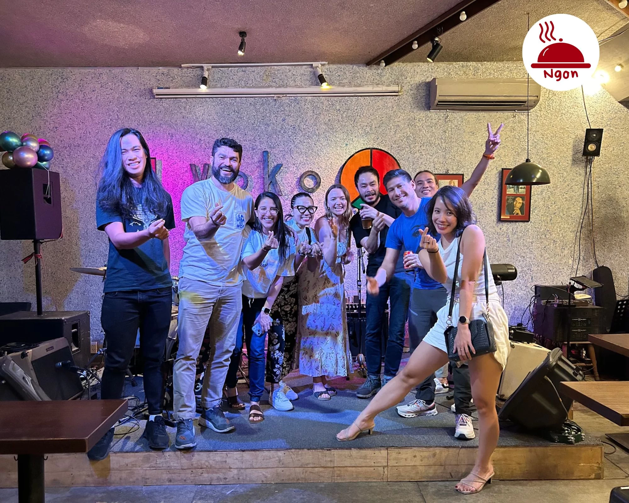 Lý do chọn nghe nhạc ở quán cà phê_ được hòa mình vào không khí sôi động cùng bạn bè, chụp hình check-in dưới ánh đèn sân khấu
