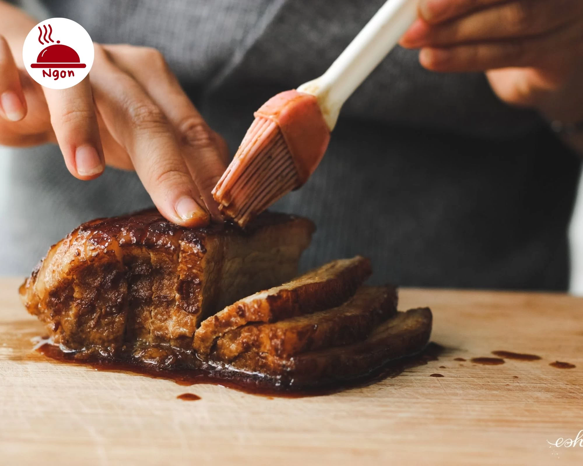Quết sốt pha nước ướp khâu nhục đậm vị chao và mật ong lên thịt ba chỉ
