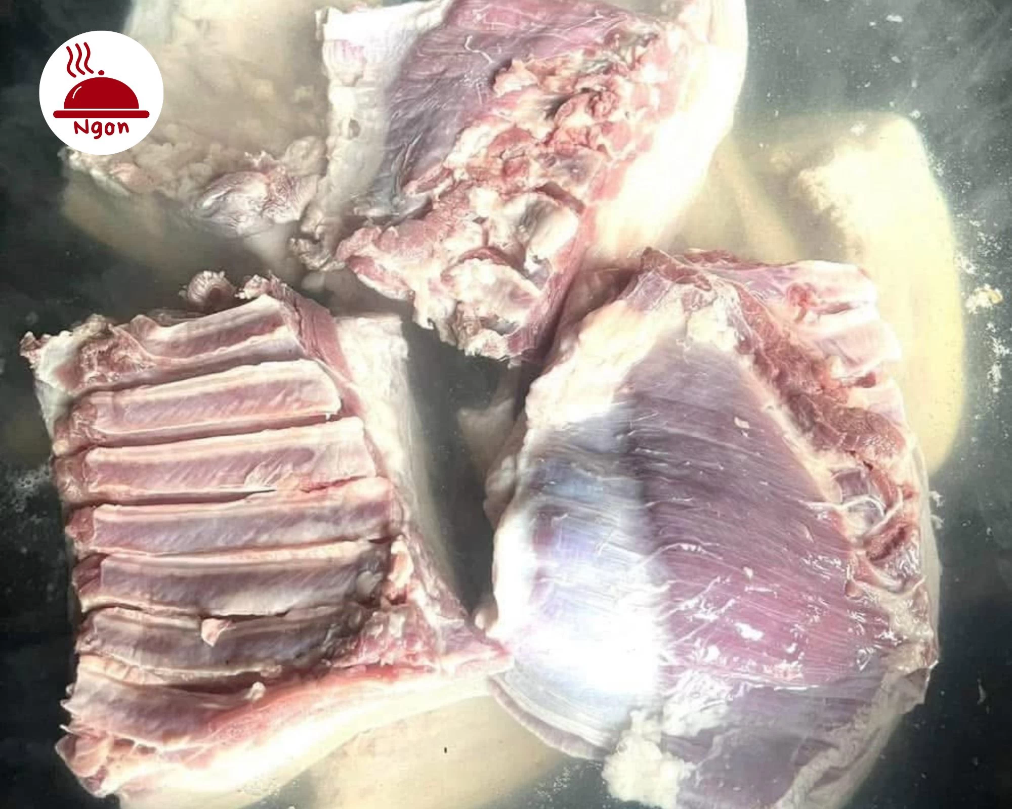 Sơ chế và luộc thịt đúng cách bằng cách ngâm thịt trong nước sạch rồi đun sôi để loại bỏ tạp chất