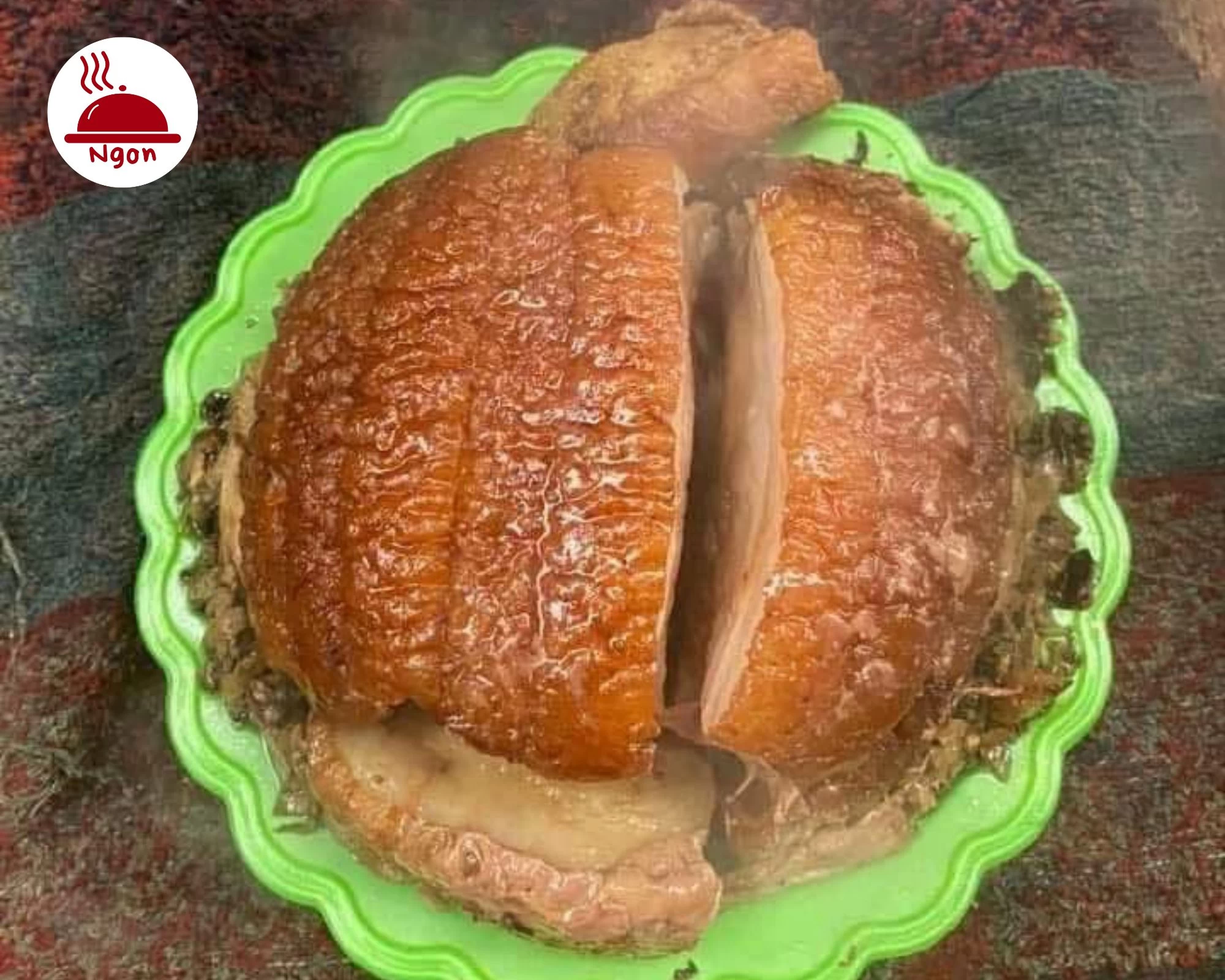 Thành phẩm vịt quay da giòn bóng, cắt đôi để dễ chia phần cho thực khách