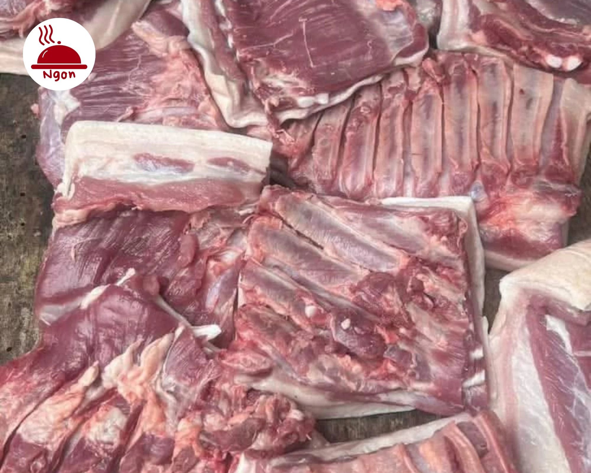 Thịt ba chỉ tươi màu hồng đỏ, mỡ trắng dày để chọn đúng phần khâu nhục mềm mà không ngấy